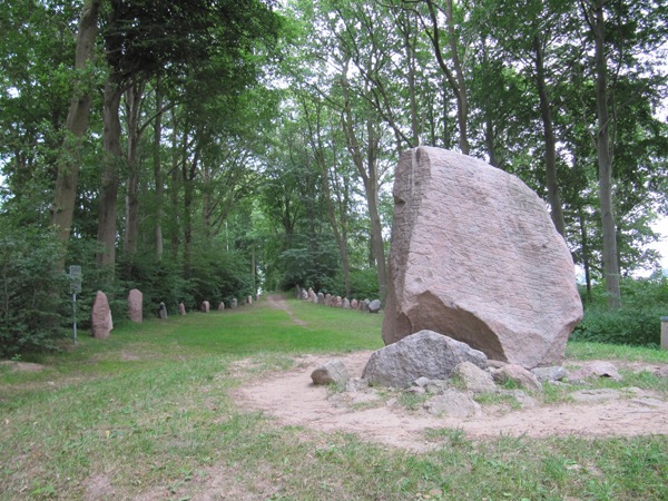 Fil:Runestenen og skibssætningen i Glavendruplunden.jpg