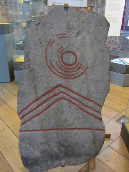 Fil:Gravhelle med solsymbol.jpg
