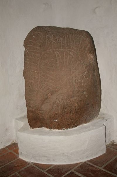 Fil:Vang Kirke runesten.jpg