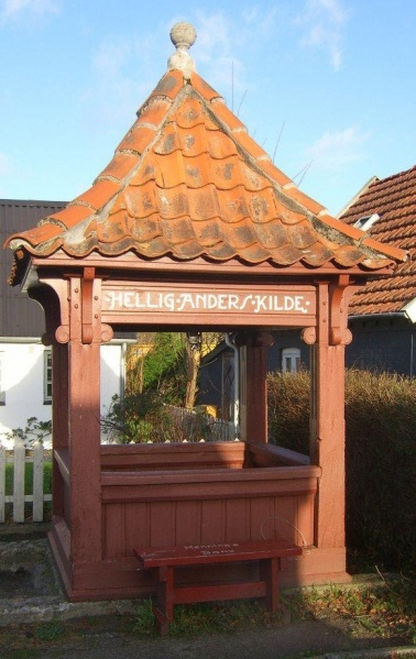 Fil:Hellig Anders Kilde.jpg