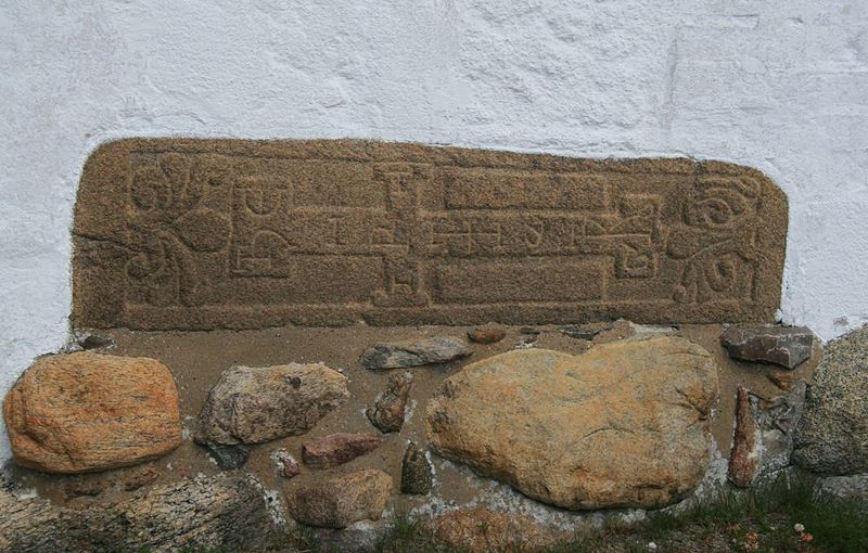 Fil:Hune Kirke Romansk Gravsten.jpg
