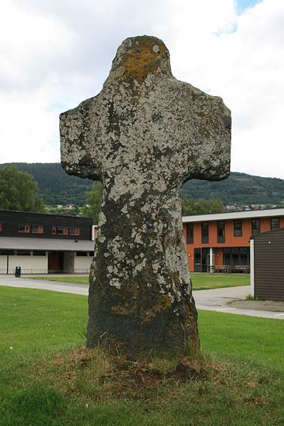 Fil:Olavskrossen Voss.jpg
