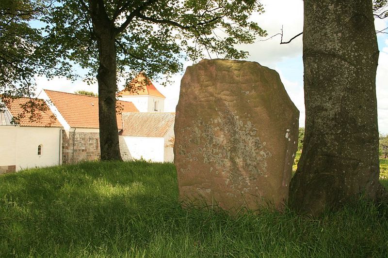 Fil:Ravnkilde Kirke Runesten.jpg