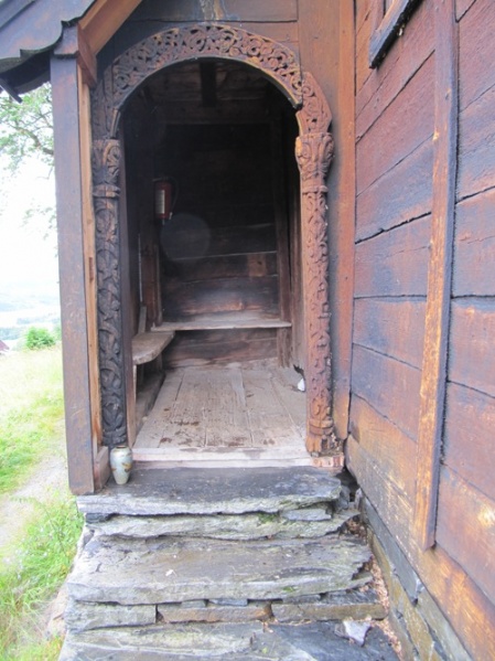 Fil:Lomen stavkirke 3.jpg