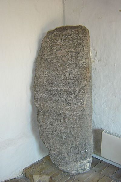 Fil:Flejsborg Kirke Runesten.jpg