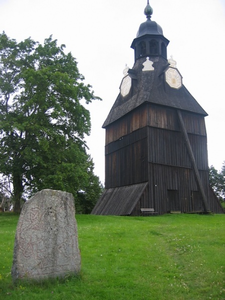 Fil:Runesten ved Veckholms kyrka 2.JPG