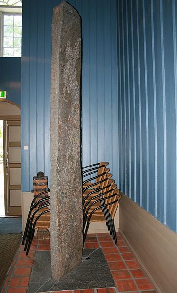 Fil:Runesten Oddernes Kirke.jpg